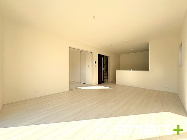 ~穏やかな陽の入るLDK~ ・大きな窓のあるLDKは陽当りも良好で明るい空間となっております。 ・ご家族団らんなど過ごす時間の多いLDKが明るいのは嬉しいポイントですね。