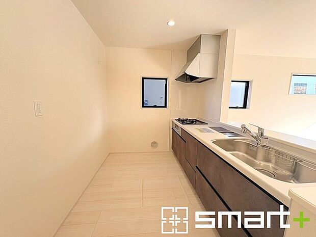 ~使い勝手の良いシステムキッチン~ ・料理がしやすい設計のキッチンでお料理もはかどりますね。 ・もちろんキッチン下部は収納になっておりますので、フライパンなども収納可能です。