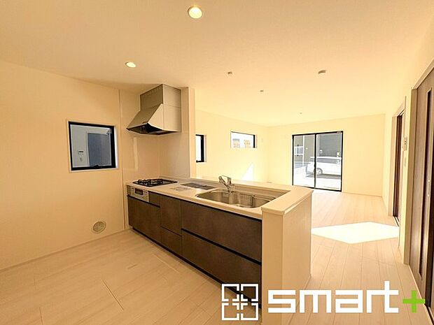 ~広々キッチンスペース~ ・キッチンスペースは余裕のある広さとなっており、キッチン内のでのすれ違いも楽々。 ・お料理や洗い物がしやすい設計となっております。