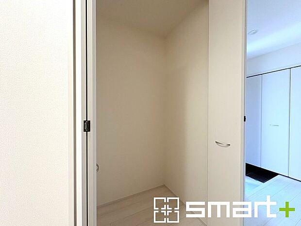 ~ちょっとした空間も有効活用~ ・廊下も無駄にせずしっかりと収納をご用意。ちょっとしたスペースも無駄にしません。 ・掃除機など意外と置場に困る物もしっかりと収納可能です。