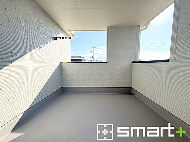 ~ワイドバルコニーを採用~ ・バルコニーはワイドタイプなので、洗濯物を沢山干す事が可能です。 ・テラス屋根などのオプションもお気軽にご相談くださいませ。