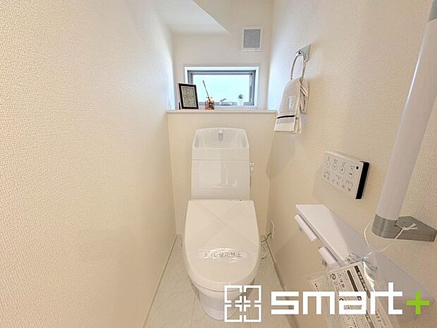 ~やはり便利なタンク式トイレ~ ・最近はタンクレストイレもございますが、タンク式の場合は停電時もお水を流すことが可能。 ・故障時なども比較的費用が安くなるなど、メリットが多くなります。