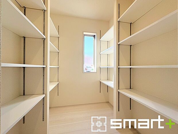 ~パントリーのあるお住まい~ ・キッチン横にパントリー(食糧庫)をご用意。買い溜めした食材などはもちろん、ティッシュなどの置場としてもご利用いただけます。 ・ぜひ現地でご確認くださいませ。