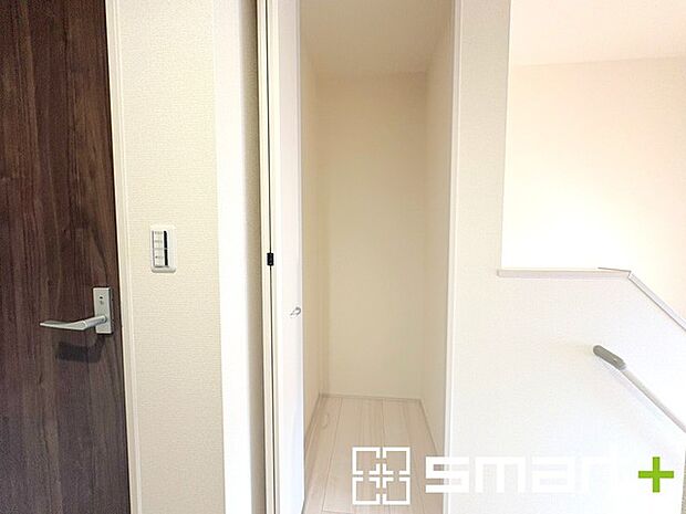 ~ちょっとした空間も有効活用~ ・廊下も無駄にせずしっかりと収納をご用意。ちょっとしたスペースも無駄にしません。 ・掃除機など意外と置場に困る物もしっかりと収納可能です。