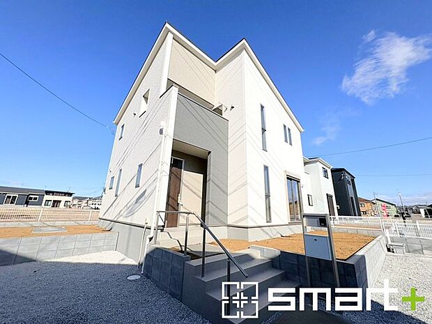 ~閑静な住宅街の立地~ ・周辺は閑静な住宅街となっておりますので、静かな暮らしをご実現いただけます。 ・前面道路の交通量も多くないので、小さなお子様がいるご家庭でもご安心ですね。