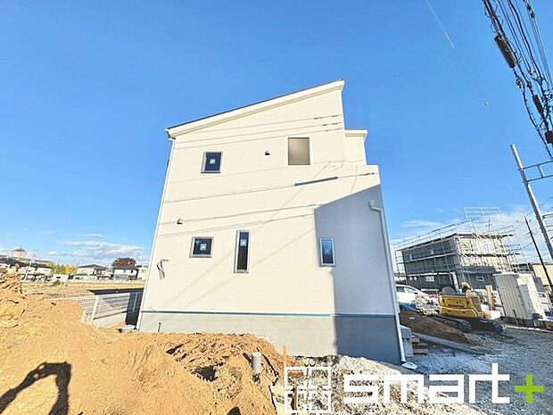 〜ベタ基礎でしっかりとした土台〜 ・コンクリートの中に鉄筋を配し強度を高めた「ベタ基礎」を採用。 ・しっかりとした土台を造ったうえで、その上に建物が築造されていきます。 