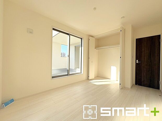 ~収納豊富な洋室~ ・各居室に備え付けの収納をご用意。タンスなどを置く場合と比べ出っ張らないので部屋の中を有効のご活用いただけます。 ・収納の広さなどぜひ現地でご確認くださいませ。