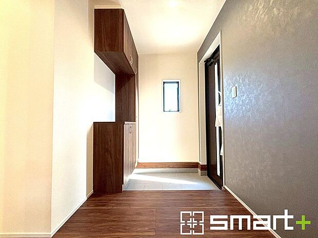 〜穏やかな陽が入る玄関〜 ・窓に加えて玄関ドアのガラス部分からも穏やかな陽が入り、明るい玄関になります。 ・飾り棚としても演出できるコの字型のシューズボックスは大容量の収納力。