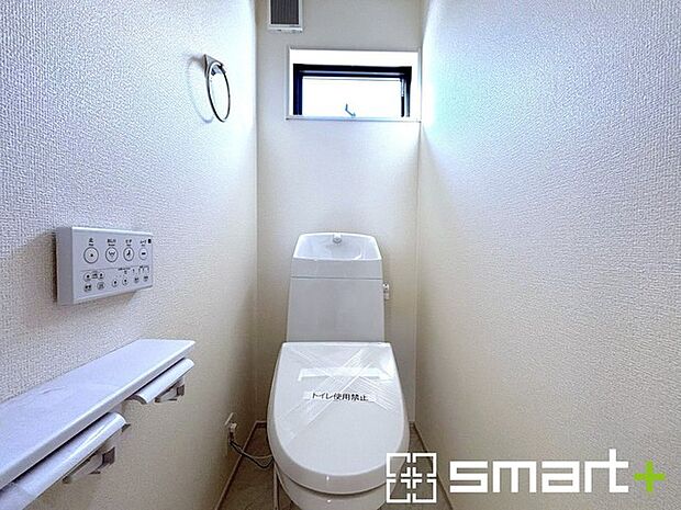 〜人気の三面鏡を採用〜 ・洗面台は三面鏡仕様なので鏡の角度を変える事で頭の後ろの方までご確認可能です。 ・鏡の裏が収納になっておりますので、洗面台周りもスッキリと片付きます。 