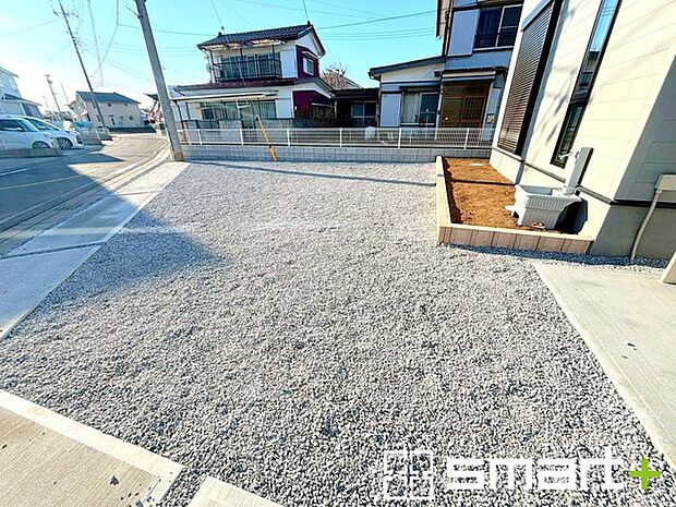 〜ゆとりあるカースペース〜 ・セカンドカーや来客時にも困らないカースペース3台分。自転車やバイクのおける余裕の広さです。 ・カーポートなどのオプションもお気軽にご相談くださいませ。