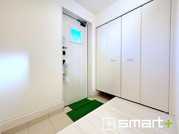 ~穏やかな陽が入る玄関~ ・玄関ドアにガラス部分を設ける事で穏やかな陽の入る玄関になります。 ・備え付けのシューズボックスはたっぷりしまえて玄関がスッキリ片付きますね。