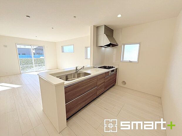 〜使い勝手の良いシステムキッチン〜 ・料理がしやすい設計のキッチンでお料理もはかどりますね。 ・もちろんキッチン下部は収納になっておりますので、フライパンなども収納可能です。