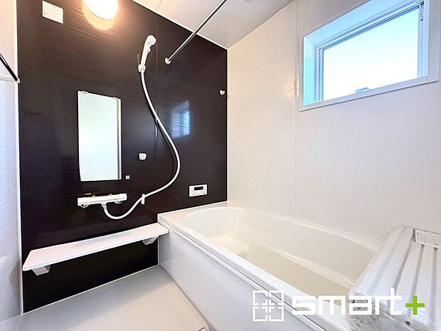 〜浴室乾燥機付きの浴室〜 ・浴室には乾燥機が付いているので雨の日でも洗濯物を干すことが可能です。 ・水はけの良い床材など機能面も充実。マイクロバルなどオプションもご相談くださいませ。