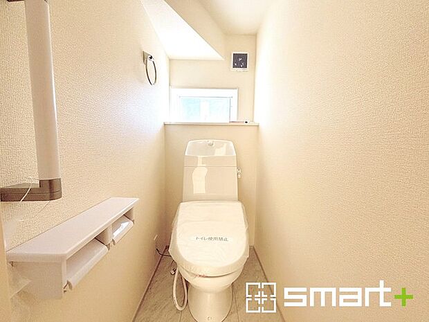 ~小窓付きの明るいトイレ~ ・使用後や掃除の際には新鮮な空気を取り込み換気ができます。 ・背面のスペースにちょっとした棚を設置すれば、トイレットペーパーのストックなども置けますね。