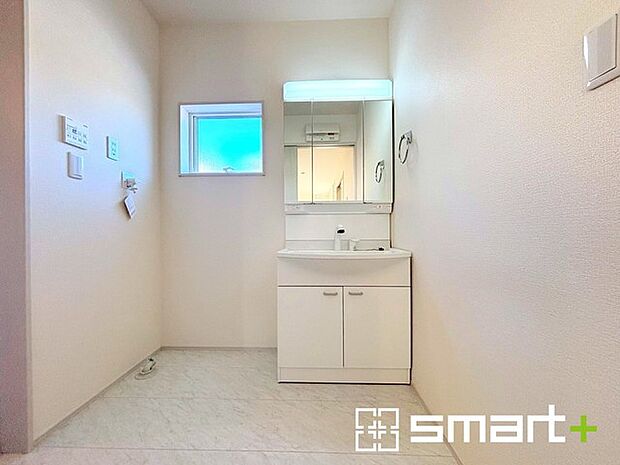 ~明るい洗面スペース~ ・窓から明るい陽が入り、気持ちよく朝の支度ができますね。 ・使い勝手の良い三面鏡タイプのシャワー付き洗面化粧台。鏡の裏に収納があるので洗面台周りもスッキリ。