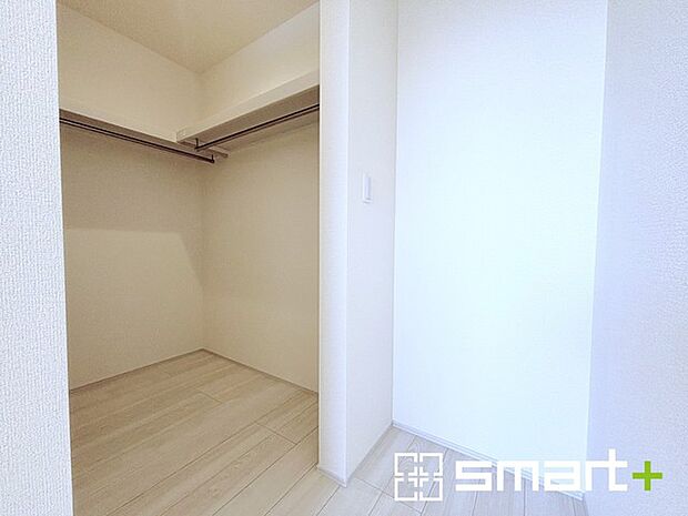 ~ウォークインクローゼット~ ・衣類をハンガーに掛けたまま収納できるウォークインクローゼットは重宝しますね。 ・季節ものや小物類なども整理整頓しやすく生活空間が広がります。