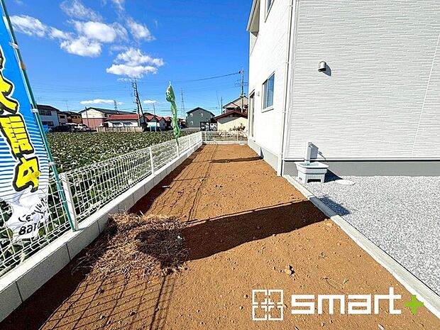 ~お庭もある余裕の敷地~ ・広々した敷地にはお庭もご用意。お庭があるだけで余裕を感じますね。 ・防草シートや人工芝の敷設などのオプションもお気軽にご相談くださいませ。