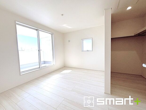 ~バルコニーに面した洋室~ ・バルコニー側の大きな窓から穏やかな陽が差し込む明るい洋室はウォークインクローゼット付。 ・ゆとりある広さでご夫婦やご兄弟でもゆったりお過ごしいただけます。