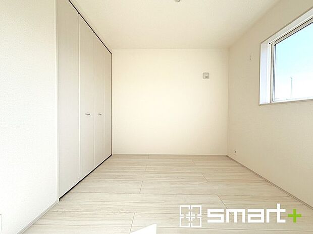 ~収納豊富な洋室~ ・各居室に備え付けの収納をご用意。タンスなどを置く場合と比べ出っ張らないので部屋の中を有効のご活用いただけます。 ・収納の広さなどぜひ現地でご確認くださいませ。