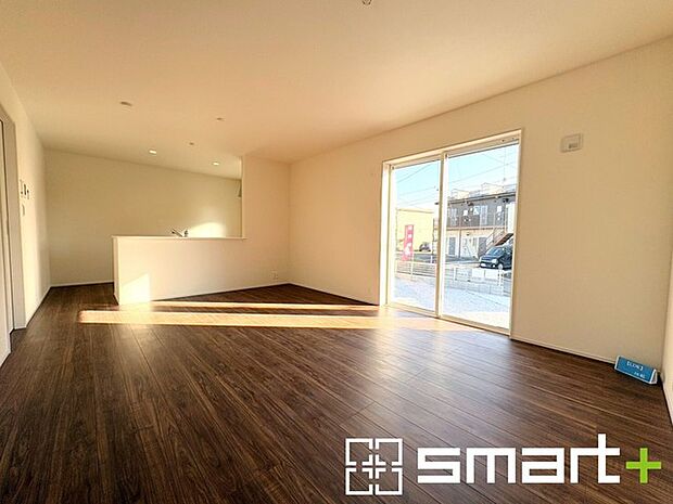 ~穏やかな陽の入るLDK~ ・大きな窓のあるLDKは陽当りも良好で明るい空間となっております。 ・ご家族団らんなど過ごす時間の多いLDKが明るいのは嬉しいポイントですね。