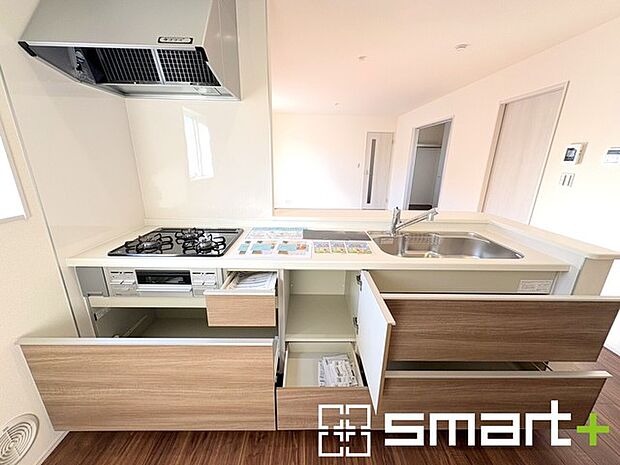 ~人気のカウンターキッチン~ ・キッチンには余計な柱が無いので、リビングが見渡せ開放感のある造りとなっております。 ・蛇口には浄水器が内蔵されるなど機能面でも優れたキッチンです。