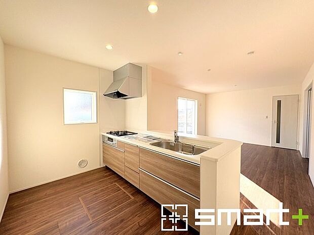 ~広々キッチンスペース~ ・キッチンスペースは余裕のある広さとなっており、キッチン内のでのすれ違いも楽々。 ・お料理や洗い物がしやすい設計となっております。