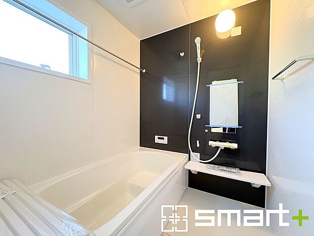 ~浴室乾燥機付きの浴室~ ・浴室には乾燥機が付いているので雨の日でも洗濯物を干すことが可能です。 ・水はけの良い床材など機能面も充実。マイクロバルなどオプションもご相談くださいませ。