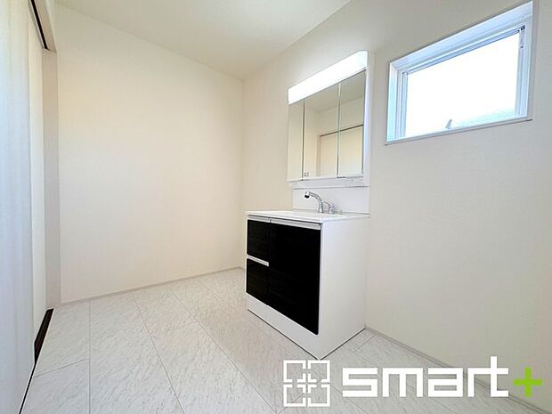 ~余裕のある広さの洗面スペース~ ・洗面スペースを大きめに取る事でリネン置場などにも困らず、洗濯なども楽々行っていただけます。 ・洗面が広い物件は意外と少ないので、ぜひご覧くださいませ。