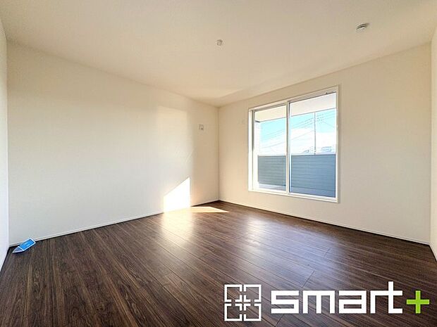 ~ウォークインクローゼットのあるお部屋~ ・人気のウォークインクローゼットをご用意。季節物や趣味の道具などもスッキリと収納が可能です。 ・最近流行りの収納術などもぜひご活用くださいませ。