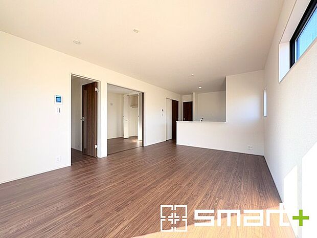 ~穏やかな陽の入るLDK~ ・大きな窓のあるLDKは陽当りも良好で明るい空間となっております。 ・ご家族団らんなど過ごす時間の多いLDKが明るいのは嬉しいポイントですね。