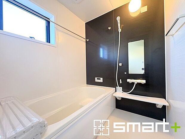 ~浴室乾燥機付きの浴室~ ・浴室には乾燥機が付いているので雨の日でも洗濯物を干すことが可能です。 ・水はけの良い床材など機能面も充実。マイクロバルなどオプションもご相談くださいませ。