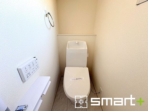 ~やはり便利なタンク式トイレ~ ・最近はタンクレストイレもございますが、タンク式の場合は停電時もお水を流すことが可能。 ・故障時なども比較的費用が安くなるなど、メリットが多くなります。