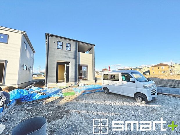 〜ベタ基礎でしっかりとした土台〜 ・コンクリートの中に鉄筋を配し強度を高めた「ベタ基礎」を採用。 ・しっかりとした土台を造ったうえで、その上に建物が築造されていきます。 