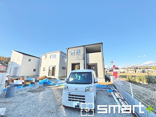 〜閑静な住宅街の立地〜 ・周辺は閑静な住宅街となっておりますので、静かな暮らしをご実現いただけます。 ・前面道路の交通量も多くないので、小さなお子様がいるご家庭でもご安心ですね。 