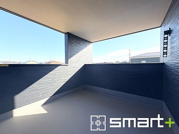 ~ワイドバルコニーを採用~ ・バルコニーはワイドタイプなので、洗濯物を沢山干す事が可能です。 ・テラス屋根などのオプションもお気軽にご相談くださいませ。