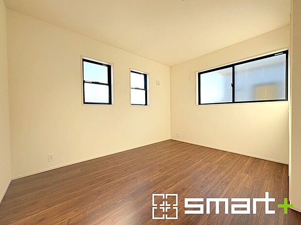 ~2面採光の明るいお部屋~ ・洋室は2面採光とする事で穏やかな陽の入る明るい空間となっております。 ・くつろぎのプライベート時間を明るい空間で穏やかにお過ごしいただけます。