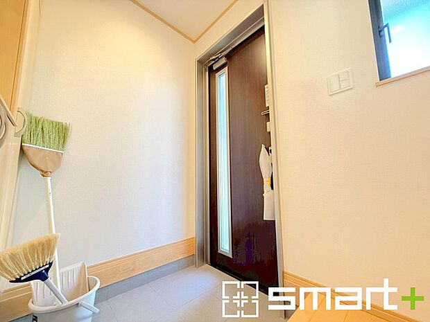 〜十分な容量のシューズボックス〜 ・備え付けのシューズボックスは充分な容量を確保。 ・より大型のものへのご変更などご希望の方もお気軽にご相談くださいませ。 