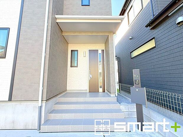 〜お住まいの顔「玄関」〜 ・玄関ドアの上にはもちろん軒がございますので、雨の日でも濡れずに鍵の開閉が可能です。 ・鍵は防犯性に優れたディンプルキーを採用。 