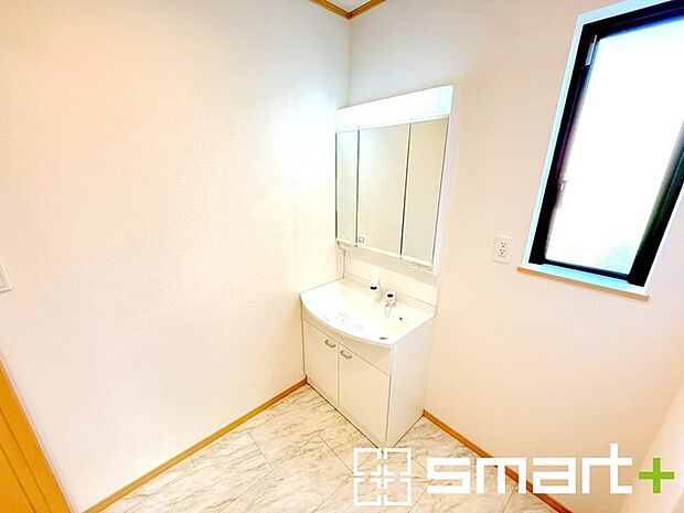 〜人気の三面鏡を採用〜 ・洗面台は三面鏡仕様なので鏡の角度を変える事で頭の後ろの方までご確認可能です。 ・鏡の裏が収納になっておりますので、洗面台周りもスッキリと片付きます。 