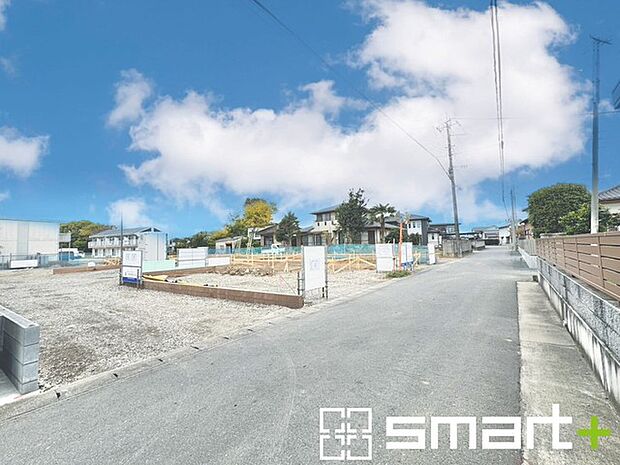 〜閑静な住宅街の立地〜 ・周辺は閑静な住宅街となっておりますので、静かな暮らしをご実現いただけます。 ・前面道路の交通量も多くないので、小さなお子様がいるご家庭でもご安心ですね。 
