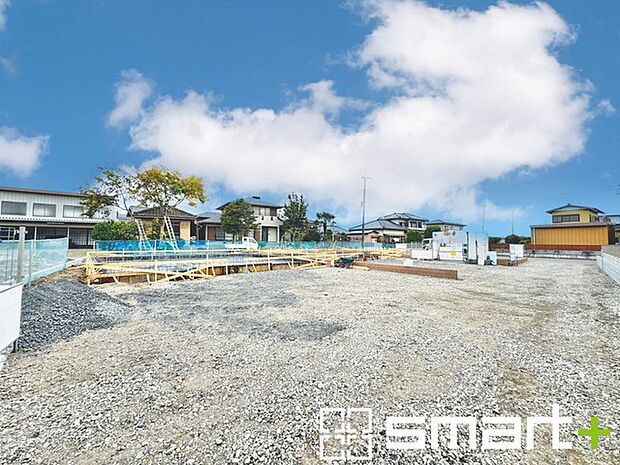 ~ベタ基礎でしっかりとした土台~ ・コンクリートの中に鉄筋を配し強度を高めた「ベタ基礎」を採用。 ・しっかりとした土台を造ったうえで、その上に建物が築造されていきます。