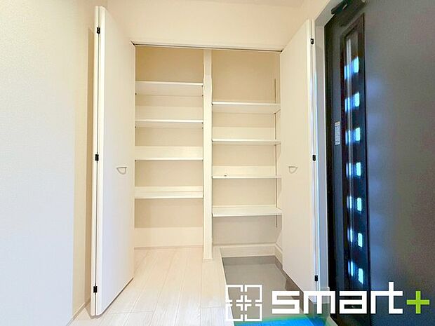 ~十分な容量のシューズボックス~ ・備え付けのシューズボックスは充分な容量を確保。 ・より大型のものへのご変更などご希望の方もお気軽にご相談くださいませ。