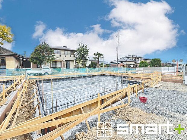 ~ベタ基礎でしっかりとした土台~ ・コンクリートの中に鉄筋を配し強度を高めた「ベタ基礎」を採用。 ・しっかりとした土台を造ったうえで、その上に建物が築造されていきます。