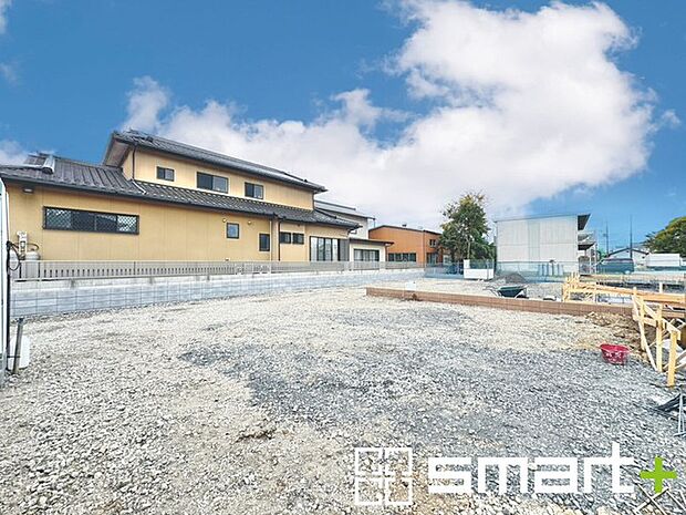 〜閑静な住宅街の立地〜 ・周辺は閑静な住宅街となっておりますので、静かな暮らしをご実現いただけます。 ・前面道路の交通量も多くないので、小さなお子様がいるご家庭でもご安心ですね。 