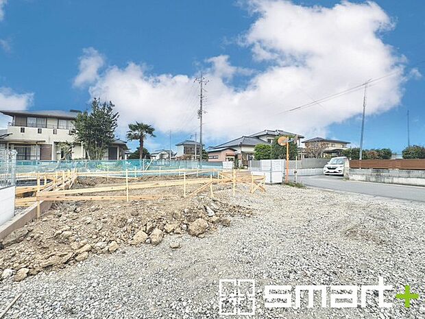 ~閑静な住宅街の立地~ ・周辺は閑静な住宅街となっておりますので、静かな暮らしをご実現いただけます。 ・前面道路の交通量も多くないので、小さなお子様がいるご家庭でもご安心ですね。