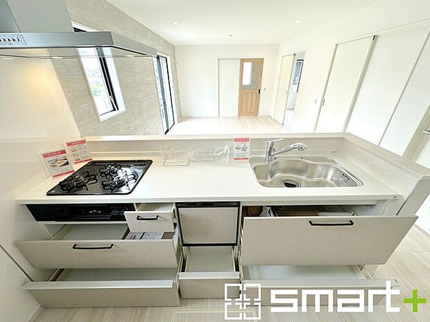 ~人気のカウンターキッチン~ ・キッチンには余計な柱が無いので、リビングが見渡せ開放感のある造りとなっております。 ・蛇口には浄水器が内蔵されるなど機能面でも優れたキッチンです。