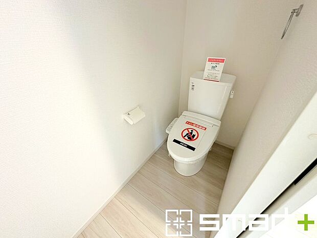 ~やはり便利なタンク式トイレ~ ・最近はタンクレストイレもございますが、タンク式の場合は停電時もお水を流すことが可能。 ・故障時なども比較的費用が安くなるなど、メリットが多くなります。