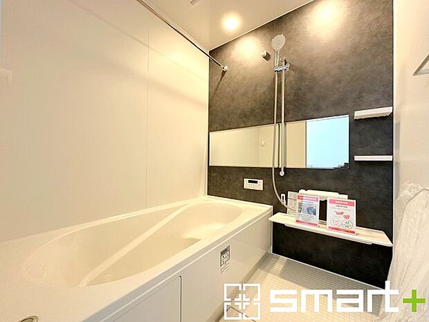 ~浴室乾燥機付きの浴室~ ・浴室には乾燥機が付いているので雨の日でも洗濯物を干すことが可能です。 ・水はけの良い床材など機能面も充実。マイクロバルなどオプションもご相談くださいませ。