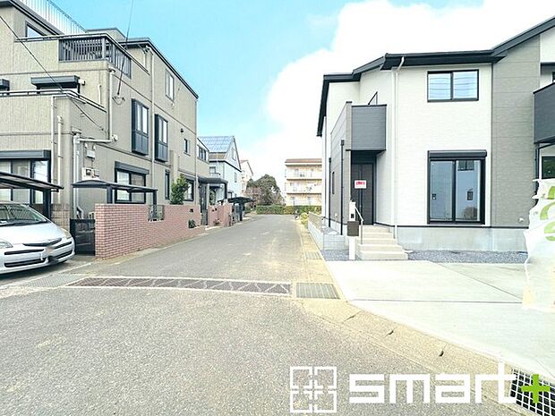 ~開放感溢れる三方角地~ ・三方向に開ける角地の立地の為、開放感の溢れる造りで窮屈さがありません。 ・周囲の建物が一方向にしかないのでで、陽当りも良好な明るいお住まいです。