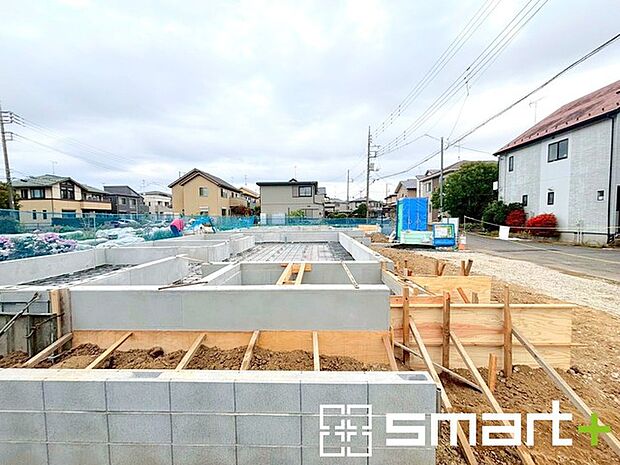 〜ベタ基礎でしっかりとした土台〜 ・コンクリートの中に鉄筋を配し強度を高めた「ベタ基礎」を採用。 ・しっかりとした土台を造ったうえで、その上に建物が築造されていきます。 